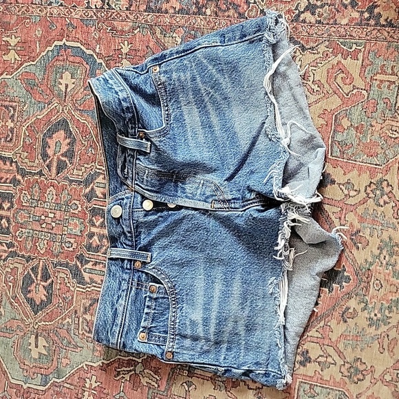 Levi’s 501 Womens cut off denim shorts size 26 - Picture 1 of 8
